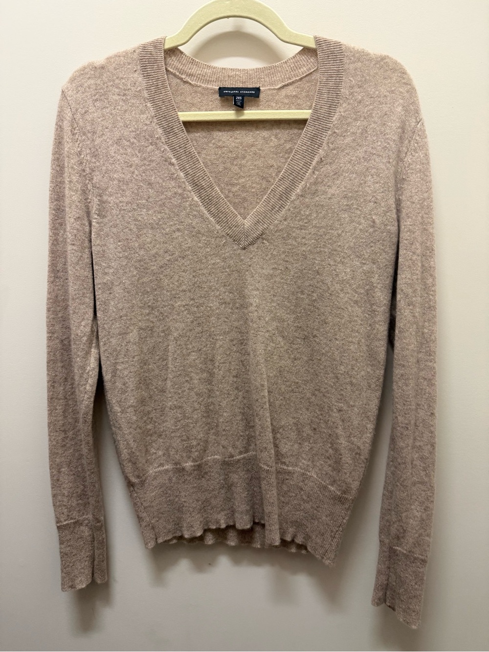 Universal Standard 100% cashmere women’s V-Neck Sweater. Fits like medium.